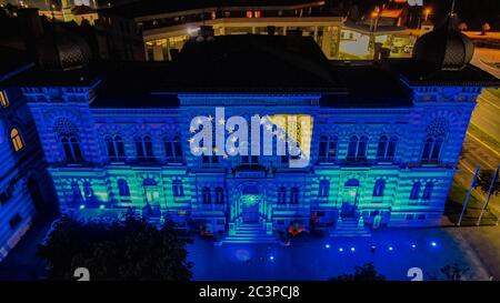 Il municipio di Sarajevo è illuminato con i colori dell'UE e della Bosnia Ed Erzegovina Foto Stock