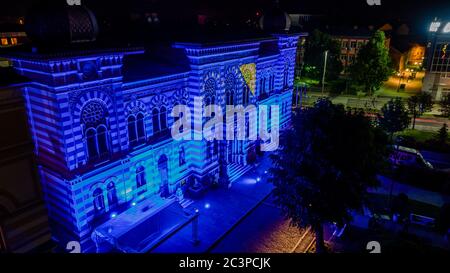 Il municipio di Sarajevo è illuminato con i colori dell'UE e della Bosnia Ed Erzegovina Foto Stock