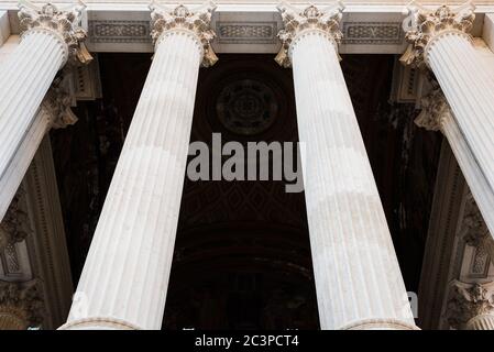 Colonne all'ingresso del monumento Vittorio Emanuele II a Roma Foto Stock