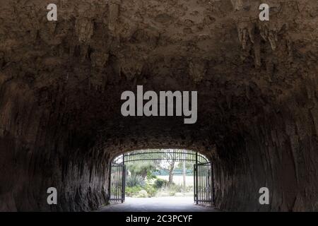 Tunnel pedonale sul ponte del lago Alvord Foto Stock