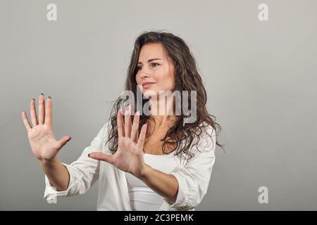 Braccio di palma aria sollevata arrabbiato guardare dritto non si passa attraverso il viso Foto Stock