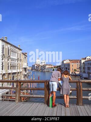 Canal Grande da Ponte dell'Accademia, Venezia (Venezia), Veneto, Italia Foto Stock