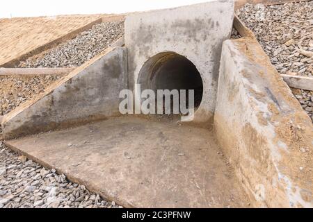 Installazione di tubi di drenaggio e strutture di fossati sotto la strada Foto Stock