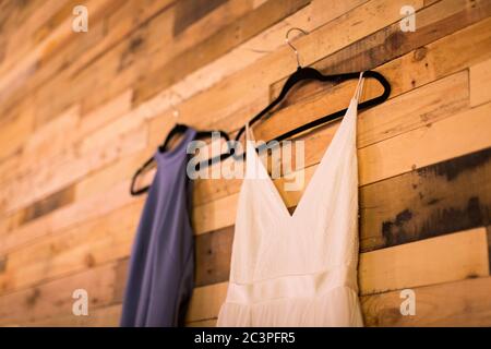 Appendiabiti con vestiti sul muro di mattoni Foto stock - Alamy