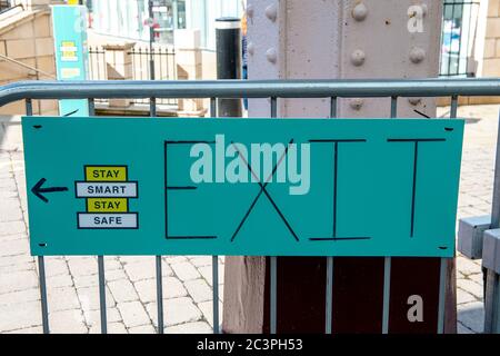 Windsor, Berkshire, Regno Unito. 21 Giugno 2020. Barriere in posizione in cima alle scale del centro commerciale Royal Windsor Station nel tentativo di mantenere la gente social distanziando. Credit: Mc Lean/Alamy Foto Stock