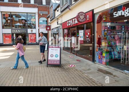 Windsor, Berkshire, Regno Unito. 21 Giugno 2020. La vita ritorna alla città di Windsor nel Berkshire dopo l'allentamento delle regole di blocco del Coronavirus. Credit: Mc Lean/Alamy Foto Stock