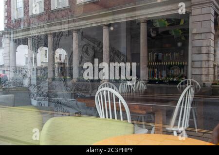 Windsor, Berkshire, Regno Unito. 21 Giugno 2020. La caffetteria Esquires a Windsor, Berkshire, di fronte alla Guildhall, rimane temporaneamente chiusa durante il blocco di Coronavirus. Credit: Mc Lean/Alamy Foto Stock