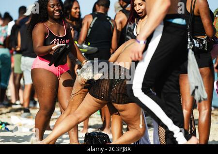 MIAMI - 16 MARZO 2019: I giovani si accorrono a South Beach per celebrare la Primavera dell’isola. Foto Stock