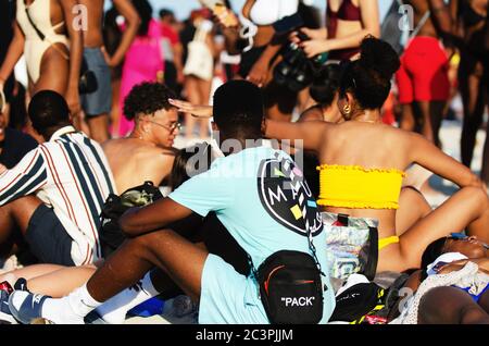 MIAMI - 16 MARZO 2019: I giovani si riuniscono a South Beach per la vacanza primaverile annuale da scuole e college. Foto Stock