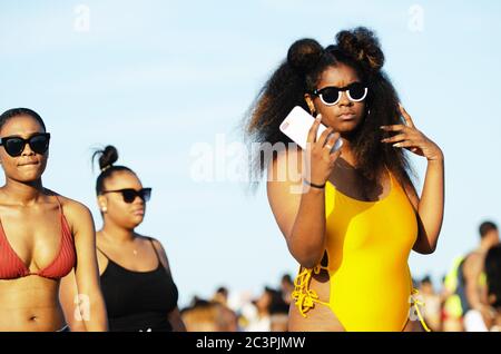 MIAMI - 16 MARZO 2019: I giovani si accorrono a South Beach per celebrare la Primavera dell’isola. Foto Stock
