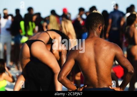 MIAMI - 16 MARZO 2019: Giovani studenti universitari si riuniscono in una festa sulla spiaggia per celebrare la pausa primaverile a South Beach. Foto Stock
