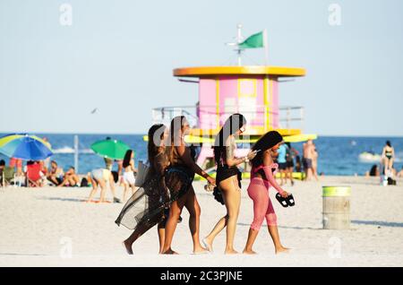 MIAMI - 16 MARZO 2019: I giovani si riuniscono a South Beach per la vacanza primaverile annuale da scuole e college. Foto Stock
