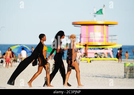 MIAMI - 16 MARZO 2019: Un gruppo di giovani donne cammina verso un incontro di studenti universitari che celebra la pausa primaverile a South Beach. Foto Stock
