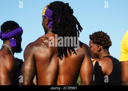 MIAMI - 23 MARZO 2019: Giovani della Fraternità Phi di Omega psi si levano in piedi nella folla ad una festa di rottura di molla a South Beach. Foto Stock