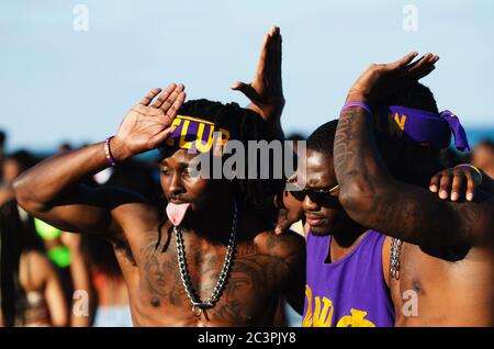 MIAMI - 23 MARZO 2019: Giovani della Fraternità Phi di Omega psi posa per una fotografia in una festa di Primavera a South Beach. Foto Stock