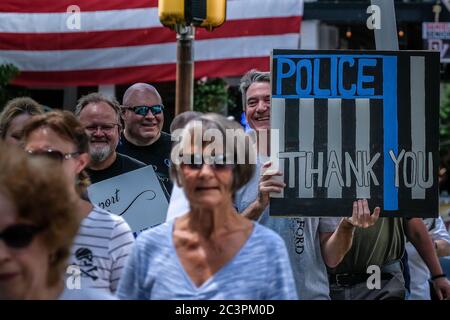 Un uomo ha un cartello che dice 'polizia, grazie' durante un rally pro-polizia.in risposta al centro commerciale di BLM UE che sono in corso, un rally pro-polizia pacifica è stato organizzato a Milford, Pennsylvania. Foto Stock