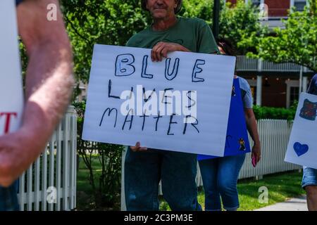Un uomo ha un cartello 'Blue Lives Matter' durante un rally pro-police.in risposta al centro commerciale di BLM UE che sono stati in corso, un rally pacifico pro-police è stato organizzato a Milford, Pennsylvania. Foto Stock