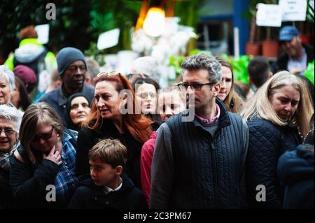 LONDRA - 31 MARZO 2019: I clienti del Mother's Day esplorano i fiori primaverili del mercato dei fiori di Columbia Road. Foto Stock