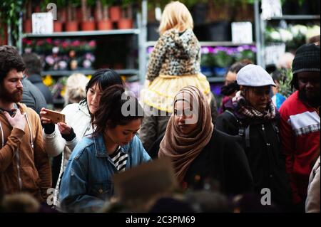 LONDRA - 31 MARZO 2019: I clienti del Mother's Day esplorano i fiori primaverili del mercato dei fiori di Columbia Road. Foto Stock