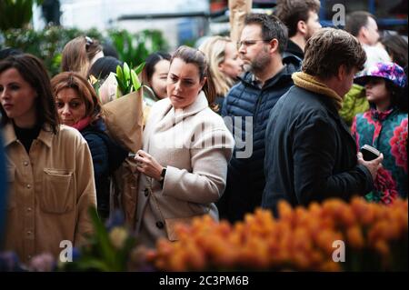 LONDRA - 31 MARZO 2019: I clienti del Mother's Day esplorano i fiori primaverili del mercato dei fiori di Columbia Road. Foto Stock