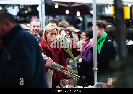 LONDRA - 31 MARZO 2019: I clienti del Mother's Day esplorano i fiori primaverili del mercato dei fiori di Columbia Road. Foto Stock