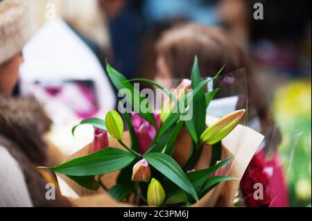 LONDRA - 31 MARZO 2019: I clienti del Mother's Day esplorano i fiori primaverili del mercato dei fiori di Columbia Road. Foto Stock