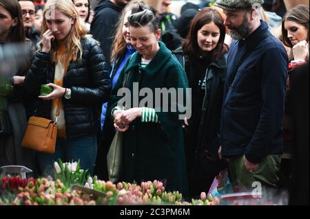 LONDRA - 31 MARZO 2019: I clienti del Mother's Day esplorano i fiori primaverili del mercato dei fiori di Columbia Road. Foto Stock