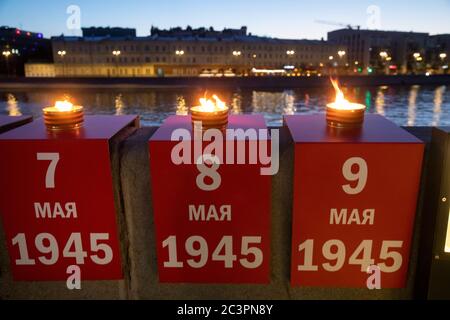 Mosca, Russia. 21 giugno 2020 l'evento Line of Memory celebra il 79° anniversario dell'invasione tedesca dell'Unione Sovietica, con i partecipanti che illuminano 1,418 candele lungo l'argine Krymskaya per ogni giorno della guerra, a Mosca, in Russia Foto Stock