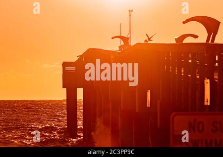 Il sole sorge al St. Johns County Ocean Pier, 21 marzo 2016, a St. Augustine, Florida. Foto Stock