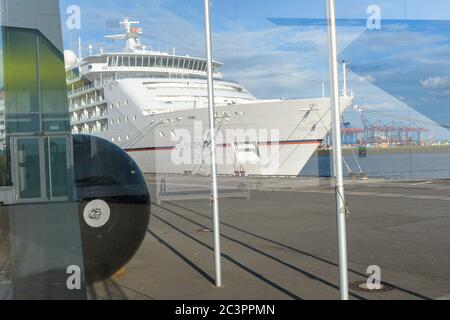 Kreuzfahrtschiff MS Europa 2, Kreuzfahrtterminal Cruise Centre Hamburg Altona, 20.06.2020 Foto Stock