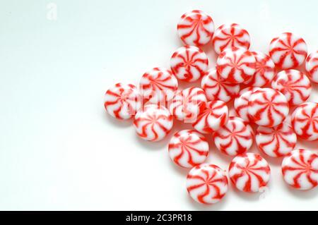 caramelle di menta piperita rossa e bianca Foto Stock