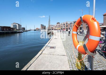 Wismar, Germania, 15 giugno 2020: Anello di soccorso presso lo storico porto vecchio di Wismar, per i turisti uno dei luoghi più attraenti del cit anseatico Foto Stock