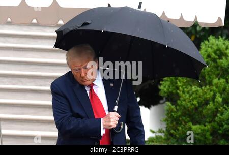 Washington, DC. 20 Giugno 2020. Il presidente degli Stati Uniti Donald J. Trump si accanisce sotto il portico meridionale mentre si avvicina alla stampa per fare osservazioni prima di lasciare la Casa Bianca, sabato 20 giugno 2020, a Washington, DC. Trump sta partecipando a un raduno della campagna Make America Great Again a Tulsa, Oklahoma, il primo dallo scoppio della pandemia del coronavirus ha rinviato gran parte della sua campagna elettorale del 2020 la scorsa primavera. Credit: Mike Theiler/Pool via CNP | Usage worldwide Credit: dpa/Alamy Live News Foto Stock