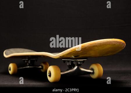 Skateboard nera vintage Style su sfondo nero Foto Stock