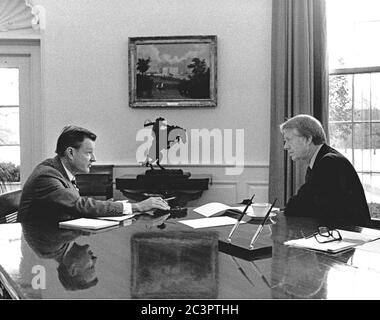 In questa foto rilasciata dalla Casa Bianca, il Dr. Zbigniew Brzezinski, consulente della sicurezza nazionale degli Stati Uniti, a sinistra, incontra il presidente degli Stati Uniti Jimmy carter, a destra, nell'ufficio ovale della Casa Bianca a Washington, DC, il primo giorno di lavoro completo del Presidente, 21 gennaio 1977.Credit: White House via CNP | utilizzo in tutto il mondo Foto Stock