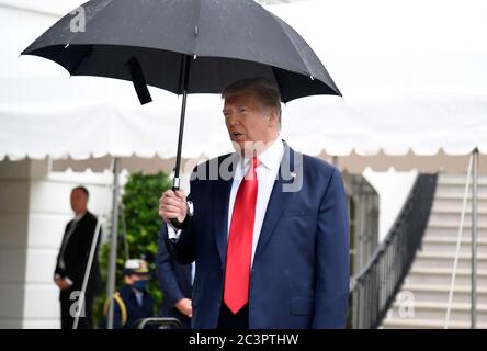 Washington, DC. 20 Giugno 2020. Il presidente degli Stati Uniti Donald J. Trump fa commenti alla stampa quando esce dalla Casa Bianca, sabato 20 giugno 2020, a Washington, DC. Trump sta partecipando a un raduno della campagna Make America Great Again a Tulsa, Oklahoma, il primo dallo scoppio della pandemia del coronavirus ha rinviato gran parte della sua campagna elettorale del 2020 la scorsa primavera. Credit: Mike Theiler/Pool via CNP | Usage worldwide Credit: dpa/Alamy Live News Foto Stock