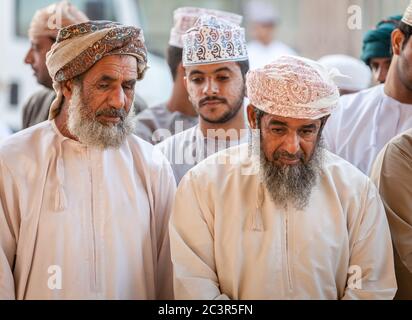 Nizwa, Oman, 2 dicembre 2016: Gli uomini locali che acquistano al mercato della capra di venerdì a Nizwa, Oman Foto Stock