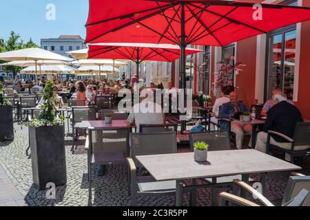 Wismar, Germania, 15 giugno 2020: La gente sta godendo la giornata estiva soleggiata in un caffè di strada sul posto del mercato dopo il blocco durante il coronavirus pa Foto Stock