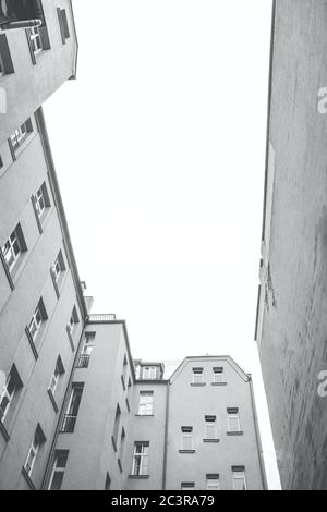 Immagine verticale in scala di grigi ad angolo basso degli edifici alti catturati durante il giorno Foto Stock