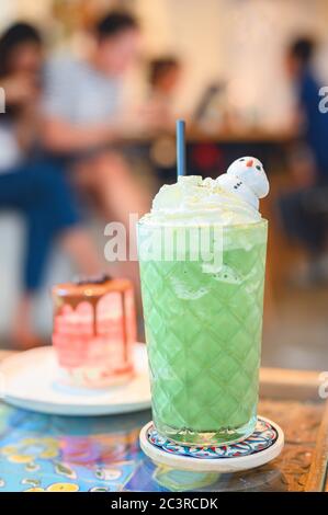 frittata di tè verde e frullata. Bevanda frullato Sweety per rilassarsi e salutare durante l'estate calda. Foto Stock