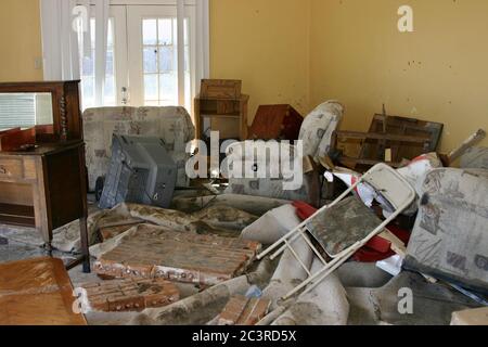 BILOXI, STATI UNITI - 08 settembre 2005: Mobili per la casa danneggiati dall'uragano Katrina. Foto Stock
