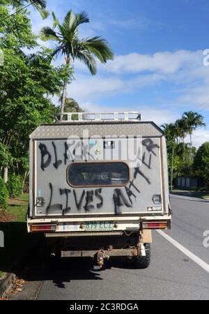 Spray "Black Lives Matter" verniciato sul retro dell'auto, Cairns, Queensland, Australia. No PR Foto Stock