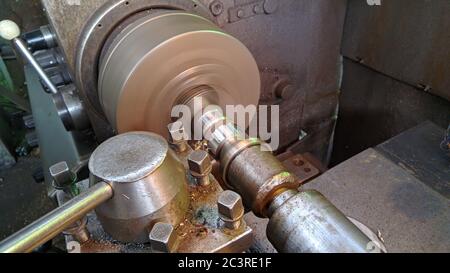 Utilizzando un coltello per tornio per lavorazione del metallo su un tornio, ruotare i coltelli per lavorare secondo il piano. Foto Stock