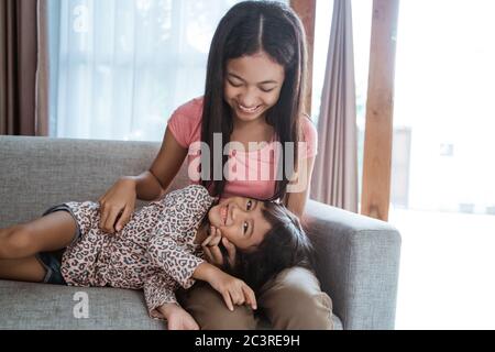 asian cute felice sorella fratello sorridente alla macchina fotografica Foto Stock