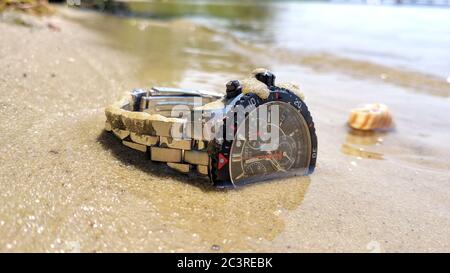 Cronografo Tissot in sabbia e acqua sulla spiaggia, Krasnodar, Russia-13.06.2020. Foto Stock