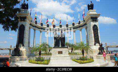 Guayaquil, Guayas / Ecuador - 4 settembre 2016: Bambini a piedi vicino a Hemiclo de la rotonda. Il monumento è stato creato per commemorare l'intervista Foto Stock