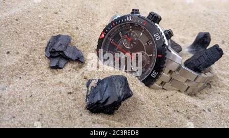 Cronografo Tissot in sabbia e acqua sulla spiaggia, Krasnodar, Russia-13.06.2020. Foto Stock