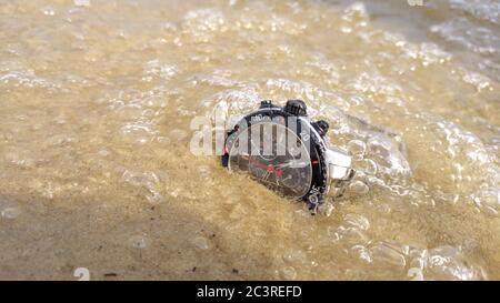 Cronografo Tissot in sabbia e acqua sulla spiaggia, Krasnodar, Russia-13.06.2020. Foto Stock