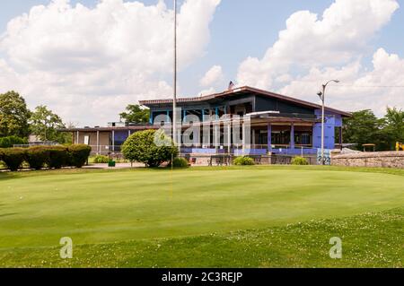 Costruzione della nuova club house presso il campo da golf Bob o'Connor di Schenley Park in una soleggiata giornata estiva, Pittsburgh, Pennsylvania, USA Foto Stock