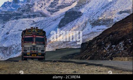 Un camion indiano sul passo rohtang alta quota Foto Stock